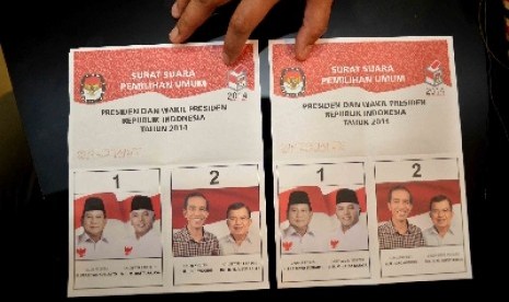 Contoh surat suara bergambar Prabowo-Hatta dan Jokowi-JK.