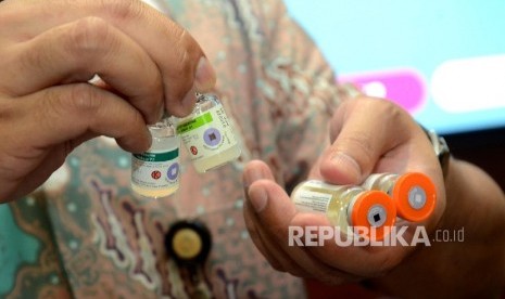 Contoh Vaksin asli Bio Farma pada sudut kemasan ada bagian yang berubah warna saat terkena suhu hangat pada konferensi Pers, di Biofarma, Kota Bandung, Kamis (30/6). (Republika/Edi Yusuf)