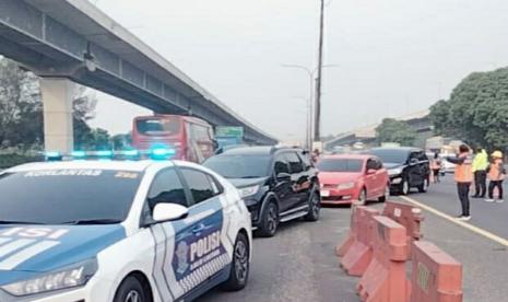 Contraflow di jalan Tol Jakarta-Cikampek. 