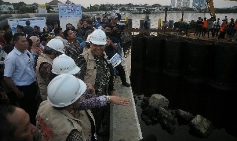 Coordinating Minister for Economic Affairs, Chairul Tanjung (facing camera) launches Giant Sea Wall project in Jakarta on Oct 9, 2014.