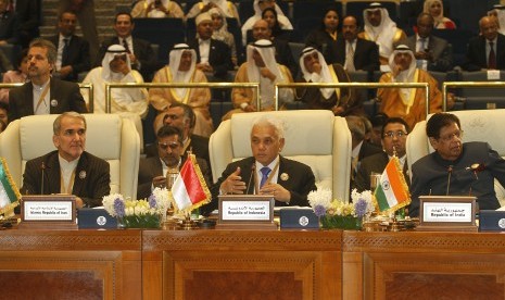 Coordinating Minister for Economic Affairs, Hatta Rajasa (center), sits among the host of Asia Cooperation dialog in Kuwait, Tuesday. 