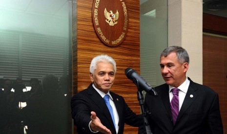 Coordinating Minister for Economic Affairs, Hatta Rajasa (left) welcomes the visiting President of Tatasratn, Rustam Minnikhanov, in Jakarta, on Thursday. 