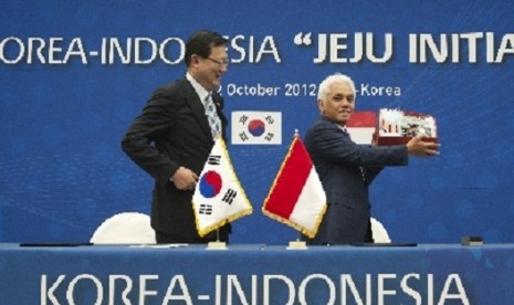 Coordinating Minister for Economic Affairs (right) shows a souvenir from South Korea`s Minister of Knowledge Economy, Sukwoo Hong, after the signing ceremony in Jeju Initiative in Jeju, South Korea, on Friday.