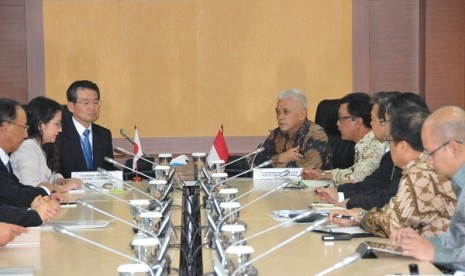 Coordinating Minister for Economy, M Hatta Rajasa (right) welcomes Chairman of Kansai Economic Federation (Kankeiren) Shosuke Mori and 35 leaders of big companies from Japan, in Jakarta on Monday. 