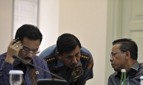 Coordinating Minister for Legal, Political, and Security Affairs Djoko Suyanto (right) discuses the shooting incident in Papua with Armed Forces Commander, Admiral Agus Suhartono (center), while Minister or Domestic Affairs Gamawan Fauzi sits on the left. (illustration)