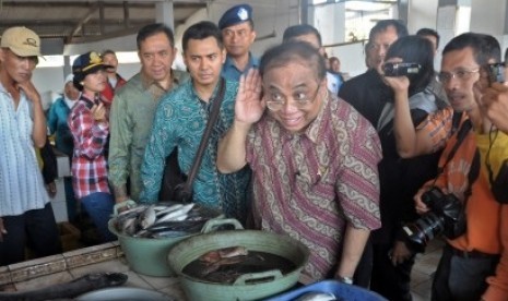 Coordinating Minister for Maritime Affairs Indroyono Soeasilo (center) visits fishermen in Cilacap, Central Java, on Saturday. 