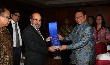 Coordinating Minister for Social Affairs Agung Laksono (right) receives an award from General Manager FAO for reducing hunger. (illustration)