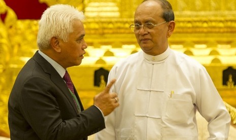 Coordinating Minister of Economy Hatta Rajasa (left) meet President of Myanmar Thein Sein, di Nay Pri Taw, Myanmar, Tuesday. 