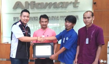 Corporate Communication Alfamart Cabang Semarang Eko Mujanto (kiri) menerima piagam penghargaan dari Panti Yatim Indonesia (PYI) yang diwakili oleh Humas PYI Yudi Budiman (kedua dari kiri) dan jajarannya di Semarang, belum lama ini. 