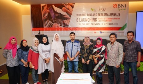 Corporate Secretary BNI Syariah, Rima Dwi Permatasari (kelima dari kiri); Sekjen Serikat Perusahaan Pers, Asmono Wikan (dua dari kanan); dan Sekretaris JES Jakarta, Rabiatun (empat dari kanan); bersama pengurus JES (Jurnalis Ekonomi Syariah) Palembang yang diketuai oleh Redaktur Sumatera Ekspres, M. Rian Saputra saat Pembentukan JES Palembang di Hotel Zuri, Palembang, Kamis (19/9).