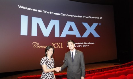 Corporate Secretary Cinema 21, Catherine Keng (kiri) dan Director, Marketing & Distribution Asia-Pasific of IMAX Walt Cho (kanan) dalam pembukaan layar IMAX kedua di Pakuwon Mall, Surabaya 