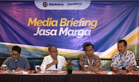 Corporate Secretary Jasa Marga Agus Setiawan menjelaskan rencana bisnis perusahaan di Hotel Granddhika, Jakarta, Jumat (7/2).