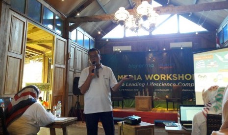  Corporate Secretary PT Biofarma, Bambang Heriyanto, saat menyampaikan materi tentang Biofarma Highlights, dalam acara Media Gathering dan Workshop 2018, di Desa Alamanis Resort dan Villa, Gronggong, Kecamatan Beber, Kabupaten Cirebon, Rabu (7/2). Foto:Lilis Sri Handayani/Rep