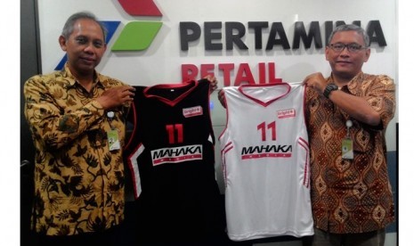 Corporate Secretary PT Pertamina Retail M Ivan Asmara (kiri) dan Marketing Manager PT Pertamina Retail Lilik Eko Pramono, berpose dengan kostum yang akan digunakan tim basket Mahaka Media Bright di Ibbamnas 2016.