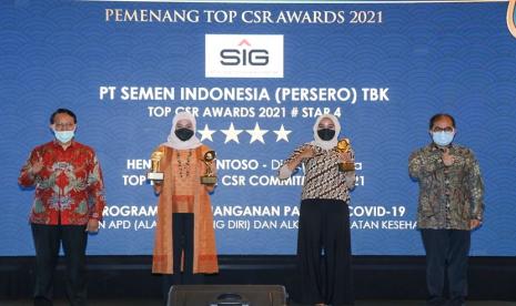 Corporate Secretary SIG, Vita Mahreyni (kedua dari kiri), pada saat menerima penghargaan ajang TOP CSR Awards 2021 yang diselenggarakan oleh Top Business di Jakarta (22/4).