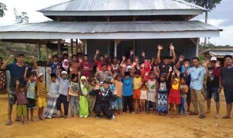 Corps Dai Dompet Dhuafa (Cordofa) dan Insan Madani mengunjungi  Suku Anak Dalam (SAD) di Desa Sungai Lingkar, Kecamatan Muaro Sebo Ulu, Kabupaten Batanghari, Jambi.