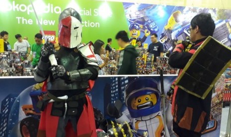 Cosplayer sedang memamerkan karyanya dalam event Jakarta Toys & Comics, di Balai Kartini, Jakarta, Sabtu (24/2).