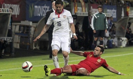 Costa Rica's Cristian Gamboa (L) in action against Juan Bernat (R), of Spain, during an international soccer friendly match Spain vs Costa Rica at Reino de Leon stadium in Leon, northern Spain, 11 June 2015.