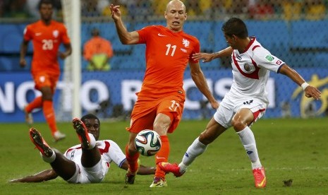 Costa Rica's Joel Campbell and Costa Rica's Oscar Duarte (R) fights for the ball against Arjen Robben (C) of the Netherlands during their 2014 World Cup quarter-finals at the Fonte Nova arena in Salvador July 5, 2014.