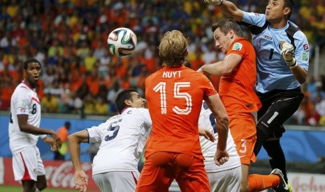 Costa Rica's Keilor Navas (R) punches the ball clear during their 2014 World Cup quarter-finals against the Netherlands at the Fonte Nova arena in Salvador July 5, 2014