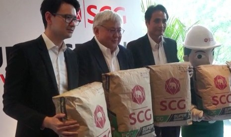 Country Direcor SCG Indonesia Nantapong Chantrakul (kedua kiri) saat peluncuran SCG Super Semen di Jakarta