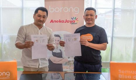 Country Manager Borong Indonesia, Ronald Sipahutar (kanan) dan Direktur Utama PT Aneka Jaya, Kwik Handoyo Sugiarto (kiri) melakukan penandatanganan MOU pemanfaatan platform Community Marketplace yang dikembangkan Borong untuk membantu pelaku UMKM di Semarang, Kamis (19/5). 