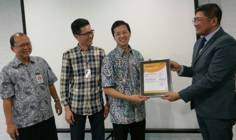 Country Managing Director PT Intertek Utama Services Jose Richard Gamo memberikan setifikat ISO 20000-1:2011 kepada Wakil Presiden Direktur BCA Armand Wahyudi Hartono dan Senior Executive Vice President IT BCA Hermawan Thendean di Menara BCA.