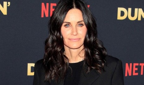 Bintang Friends Courteney Cox menyesal pernah menjalani operasi plastik demi terlihat awet muda.