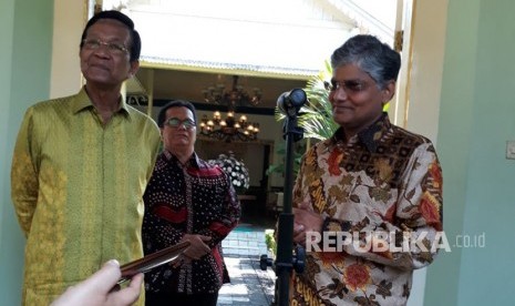 Courtesy Call Duta Besar India Pradeep Kumar Rawat bertemu dengan Gubernur DIY Sri Sultan Hamengku Buwono X di Gedhong Wilis Kepatihan Yogyakarta , Jumat (9/3).