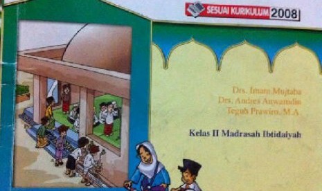 Cover buku yang memuat konten banci menjadi imam sholat