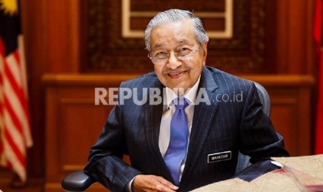 Mahathir Mohamad membacakan pidato khusus yang membeberkan alasan pengunduran dirinya sebagai perdana menteri.