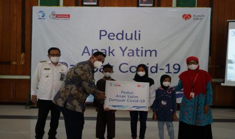 Covid-19 yang melanda tanah air, tidak hanya berdampak pada aspek kesehatan,ekonomi dan sosial, namun juga munculnya anak yatim/yatim piatu yang orang tuanya meninggal akibat Covid-19. Selaras dengan komitmen Pemerintah kota Yogyakarta dan Forum TSLP untuk peduli terhadapnasib anak yatim, PT Sarihusada Generasi Mahardhika berkolaborasi dengan Rumah Zakat memberikanbantuan Peduli Anak Yatim Dampak Covid-19