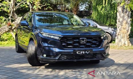 CR-V RS e:HEV yang dipasarkan di Indonesia mulai pertengahan Agustus 2023. Foto diambil usai kendaraan dijajal berkendara dengan destinasi Kabupaten Giayar, Senin (16/10/2023). 