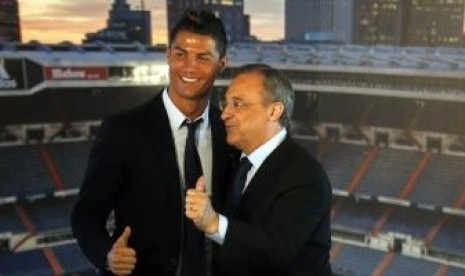 CR7 bersama Presiden Florentino Perez.