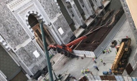 Crane kecil yang roboh pada Ahad sore kemarin di dekat Masjidil Haram.