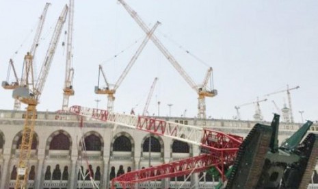 Crane Masjidl Haram yang roboh karena ada badai pasir pada 11 September 2015.