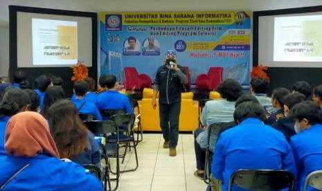 Creative Director dari PT Karnos Film membagikan ilmu editing di Universitas BSI.