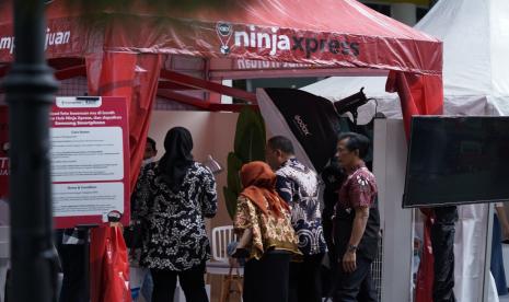  Creative Hub Ninja Xpress membuka stan dalam kegiatan perayaan Hari Nasional UMKM untuk memberikan informasi dan dukungan untuk UMKM Jago Digital