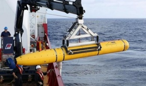 Crew aboard the Australian Defence Vessel Ocean Shield move the US Navy's Bluefin-21 autonomous underwater vehicle into position for deployment in the southern Indian Ocean on April 14, 2014.