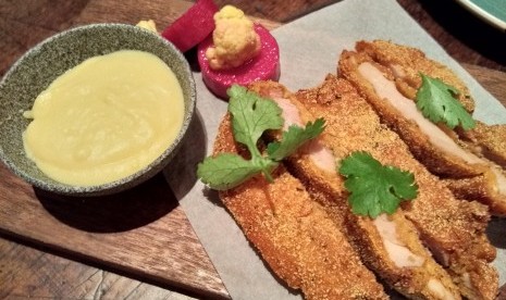 Crispy chicken strip with sweet corn pudding dari Attarine Jakarta.