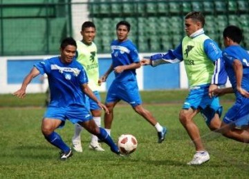 Cristian Gonzalez, striker Persib Bandung, saat latihan bersama rekan setimnya.