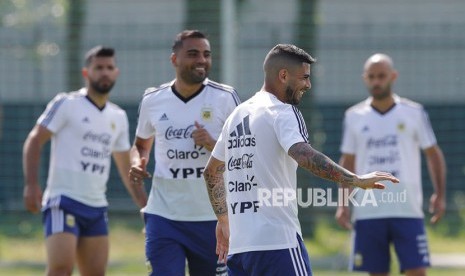 Pemain timnas Argentina saat sesi latihan di Piala Dunia 2018 di Bronnitsy, Rusia, Jumat (29/6).. 