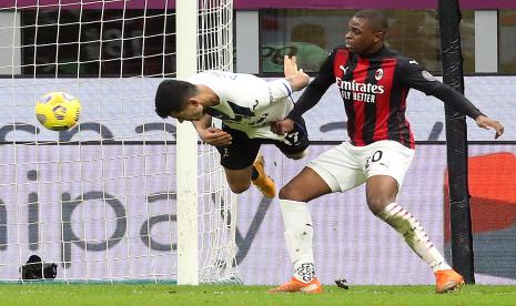 Cristian Romero mencetak gol pembuka Atalanta ke gawang AC Milan.