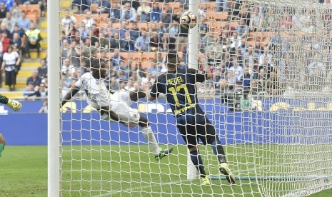 Cristian Zapata ketika memperkuat AC Milan menyarangkan gol ke gawang Inter Milan di Stadion Giuseppe Meazza, Milan, Italia, 15 April 2017. Laga tersebut berakhir dengan skor 2-2. Hasil serupa dengan pertemuan pertama Liga Italia Serie A musim 2016/2017, 20 November tahun lalu. 