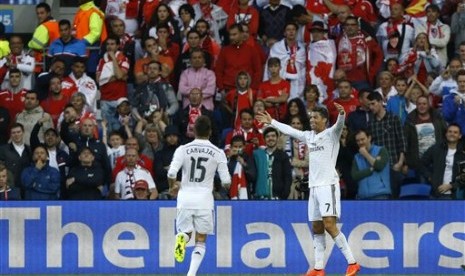 Cristiano Ronaldo (kanan) merayakan gol yang dicetaknya ke gawang Sevilla pada ajang Piala Super Eropa, Rabu (13/8) dini hari WIB.