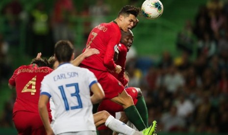 Cristiano Ronaldo beraksi saat membela Portugal melawan Luksemburg pada kualifikasi Euro 2020.