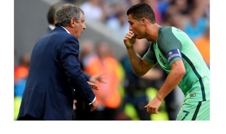 Cristiano Ronaldo berbicara dengan pelatih Portugal Fernando Santos.