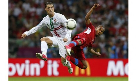  Cristiano Ronaldo berebut bola dengan pemain Cheska Theodor Gebre dalam pertandingan perempat final Piala Eropa 2012.  (Petr David Josek/AP)