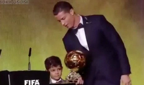 Cristiano Ronaldo berhasil mempertahankan gelar Balon d'Or miliknya