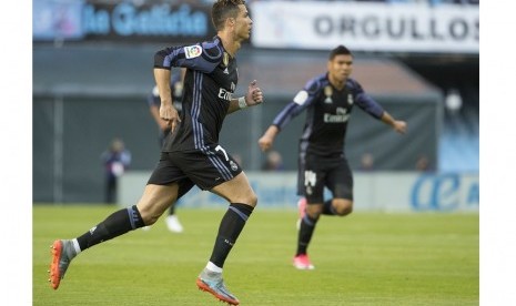 Cristiano Ronaldo berlari seusai membobol gawang Celta Vigo.